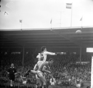 Johan Cruijff tijdens een duel met Cor van der Hart, Bestanddeelnr 918-3877