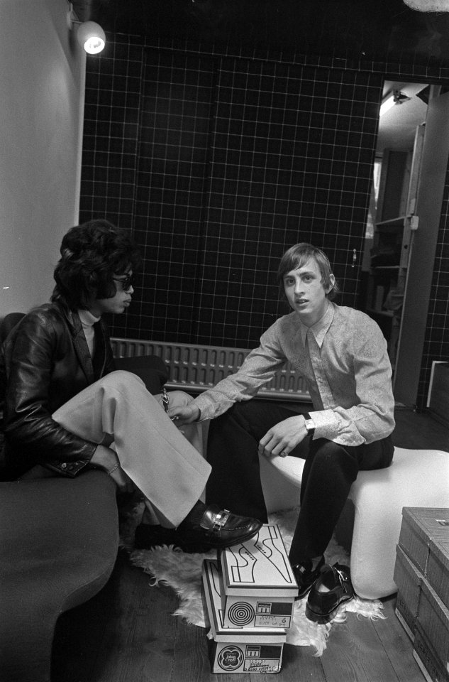 Johan Cruyff opent zijn schoenenwinkel in Kinkerstraat Amsterdam. J. Cruyff help, Bestanddeelnr 923-0459