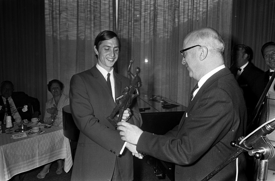 Johan Cruijff voetballer van het jaar. Burgemeester Samkalden overhandigt Cruijf, Bestanddeelnr 921-4160