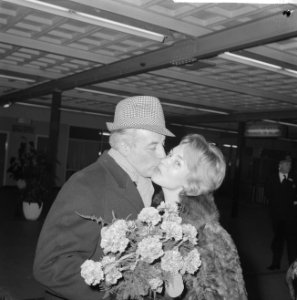 Johan Heesters op Schiphol aangekomen Mieke Bos begroette hem met bloemen, Bestanddeelnr 915-8253