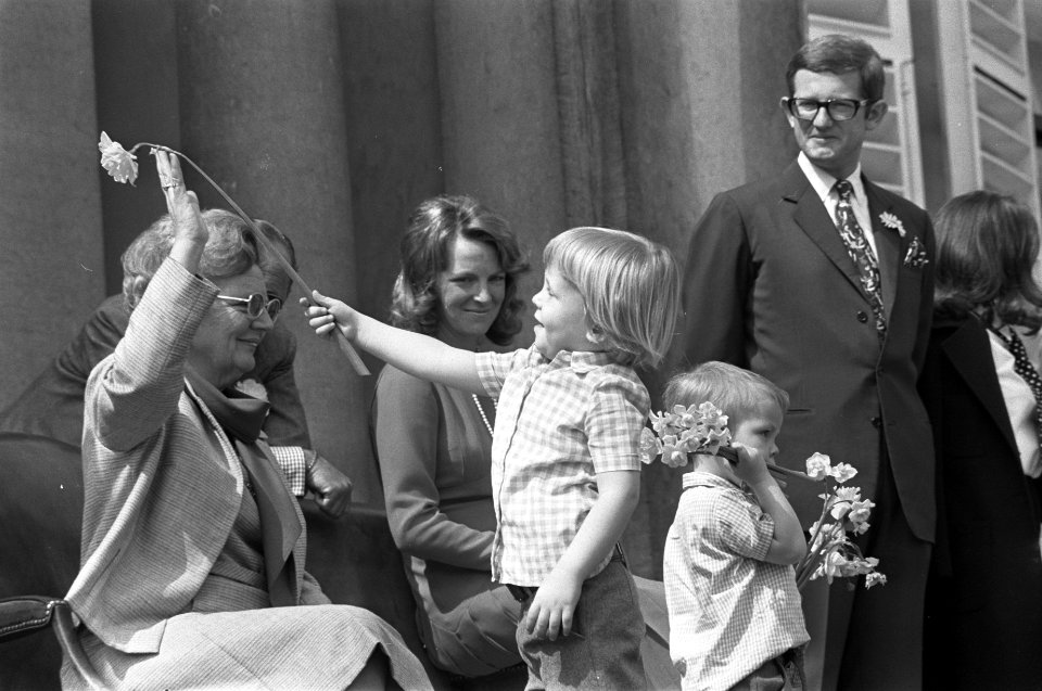 Johan Friso geeft koningin Juliana een bloem, Constantijn, prinses Irene, Johan , Bestanddeelnr 925-5682