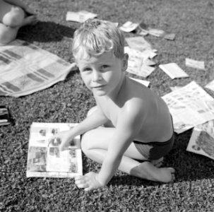 Jongens Kreisselmeier zitten op het gras te lezen in tijdschriften en modelbouwb, Bestanddeelnr 254-5003