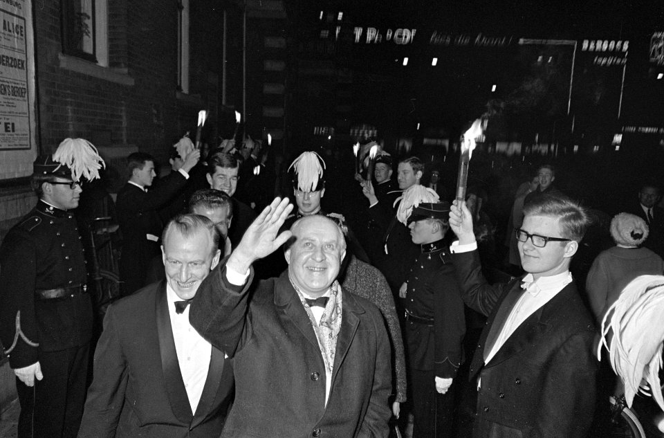 Johan Kaart 50 jaar aan toneel, langs erehaag studenten gaat Johan Kaart naar ar, Bestanddeelnr 918-7405