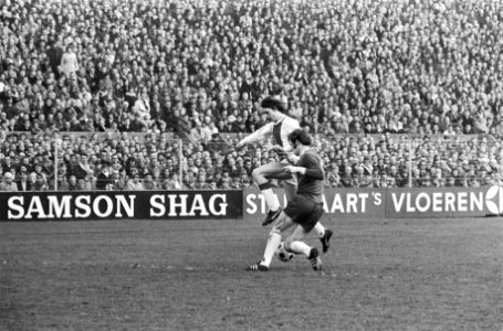 Johan Cruijff (l) in duel met Dries Visser, Bestanddeelnr 924-3782
