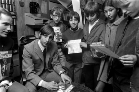Johan Cruijff signeert zijn grammofoonplaat in zaak op het Spui, Amsterdam, Bestanddeelnr 922-2847