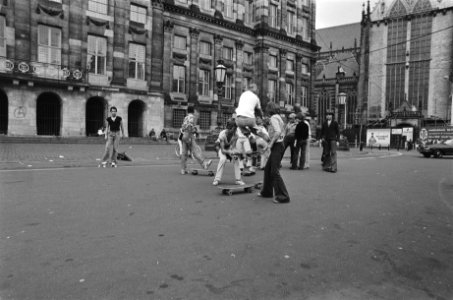 Jongens op rollerskateboard voor Paleis op de Dam, Bestanddeelnr 929-8920