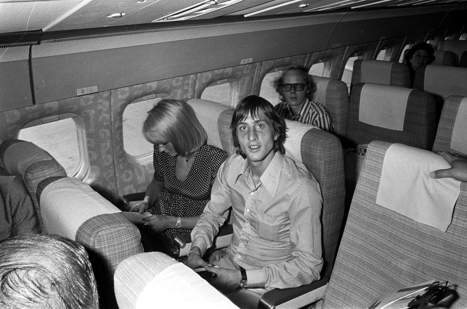 Johan Cruijff en echtgenote in vliegtuig bij vertrek van Schiphol naar Barcelona, Bestanddeelnr 926-6331