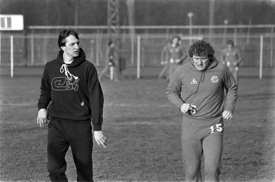 Johan Cruijff (links) rennend met Wim Janssen, Bestanddeelnr 931-8421