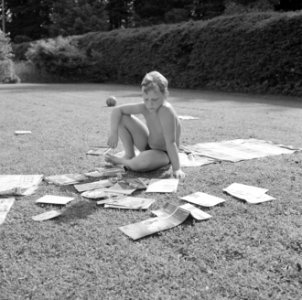 Jongens Kreisselmeier zitten op het gras te lezen in tijdschriften en modelbouwb, Bestanddeelnr 254-5010