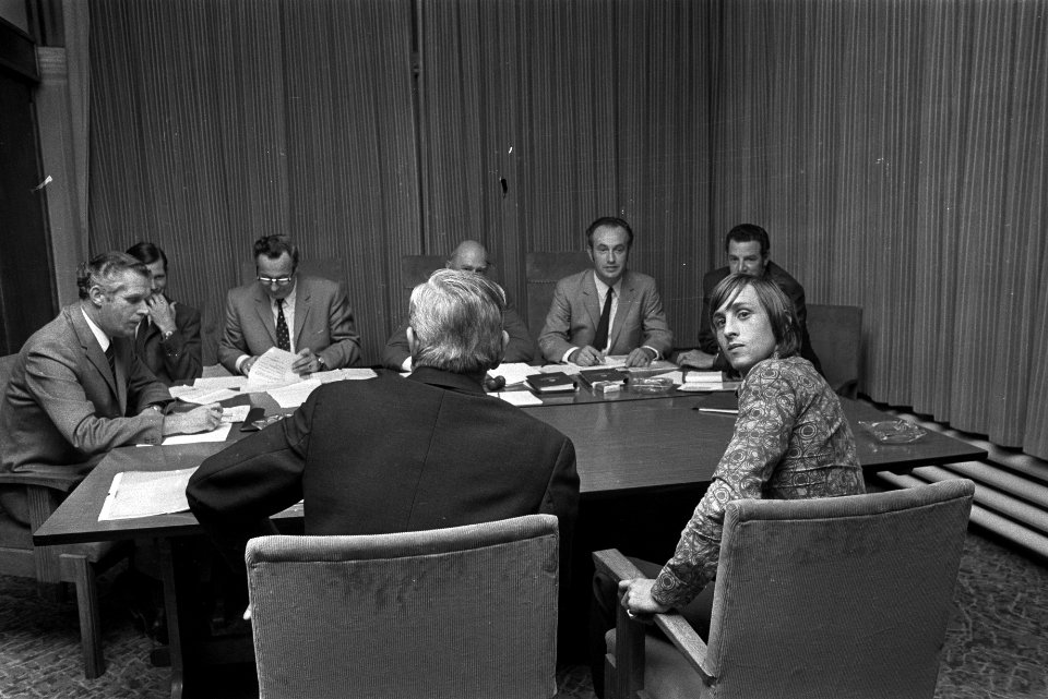 Johan Cruyff verschijnt voor strafcommissie KNVB Utrecht KNVB-commissie mr. C. J, Bestanddeelnr 924-8873