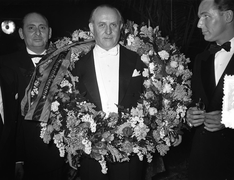 Johan Kaart 40 jaar toneeljubile in Tuschinski, Bestanddeelnr 907-5633