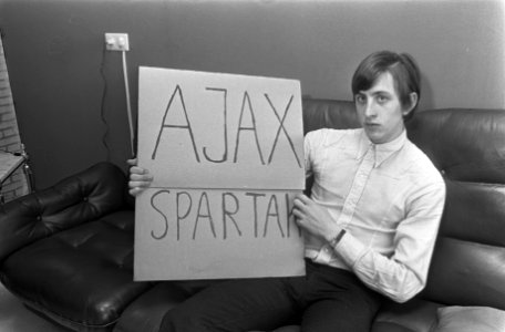 Johan Cruijff met aankondiging Ajax tegen Spartak Trnva, Bestanddeelnr 922-2194