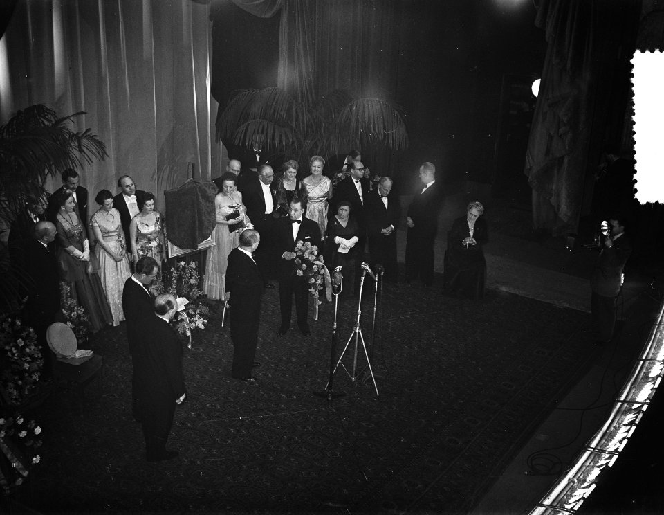 Johan Kaart 40 jaar toneeljubile in Tuschinski, Bestanddeelnr 907-5637