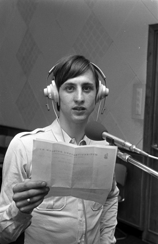 Johan Cruijff maakt grammofoonplaat in G.T.B. studio in Den Haag Johan Cruijff m, Bestanddeelnr 922-2604