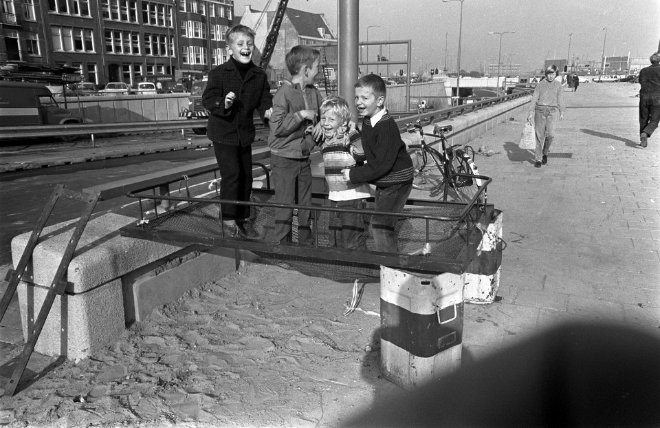 Jongens spelen op oud bed, Bestanddeelnr 921-7839