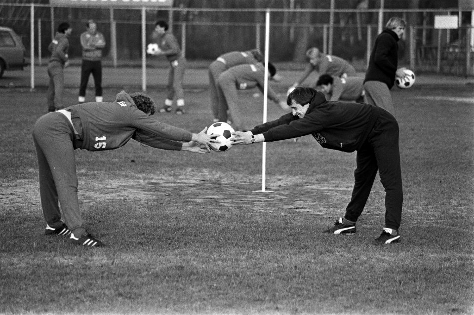 Johan Cruijff (rechts) doet oefeningen met Wim Janssen, Bestanddeelnr 931-8425