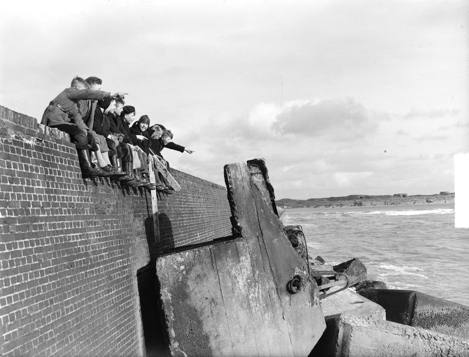 Jongens op pier in IJmuiden, Bestanddeelnr 904-4908