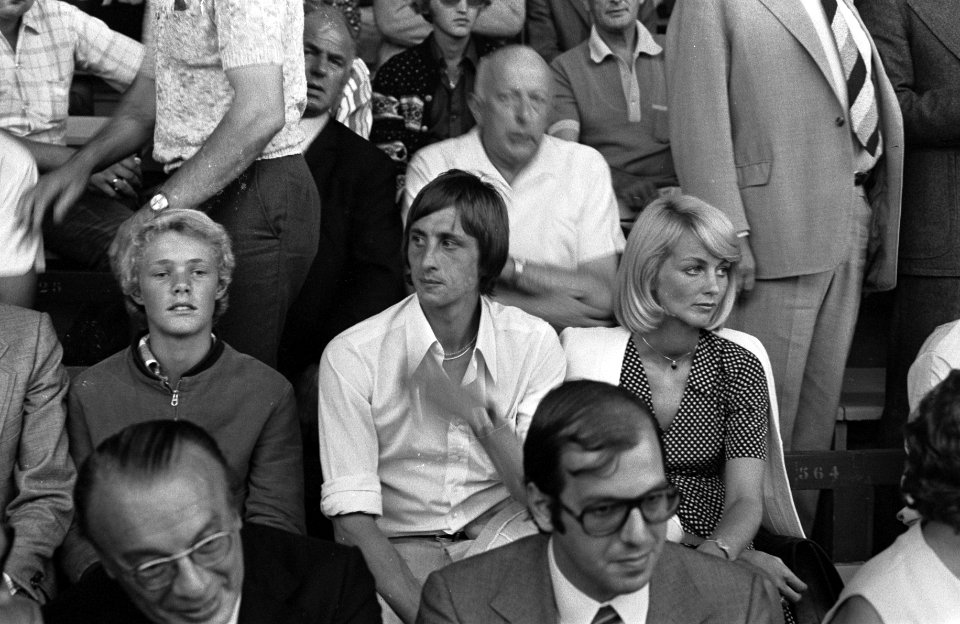 Johan Cruijff en echtgenote Danny op tribune bij wedstrijd Sparta tegen Barcelon, Bestanddeelnr 926-6110