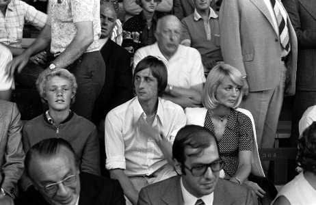 Johan Cruijff en echtgenote Danny op tribune bij wedstrijd Sparta tegen Barcelon, Bestanddeelnr 926-6110