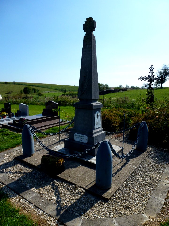 Jonval (Ardennes) monument aux morts au cimetière