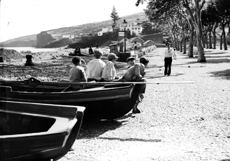 Jongens op een vissersboot aan een kustboulevard, waarschijnlijk in Funchal, Bestanddeelnr 255-9600