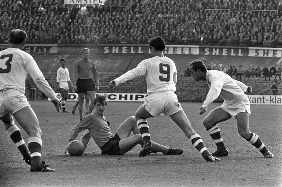 Johan Cruijff wordt gevloerd. In het midden de Slowaakse speler Kuna, Bestanddeelnr 919-7594