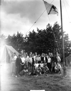 Jongens poseren bij vlaggenmast, Bestanddeelnr 904-0965