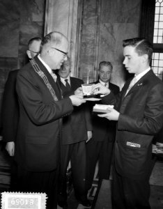 Joe Meany officieel in Leiden ontvangen door burgemeester Jhr Mr FH van Kins, Bestanddeelnr 908-4069