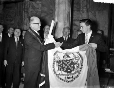Joe Meany officieel in Leiden ontvangen door burgemeester Jhr Mr FH van Kins, Bestanddeelnr 908-4071