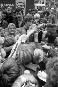 Johan Cruijff opent een drankenwinkel op Beukenplein Amsterdam. Cruijff geeft ha, Bestanddeelnr 922-9725