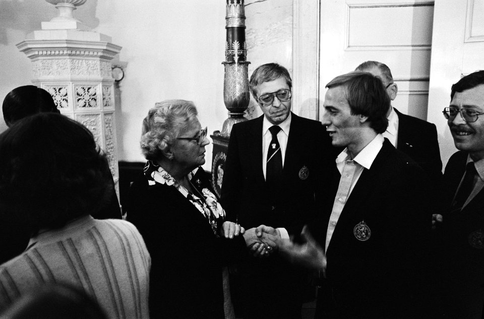 Johan Neeskens praat met koningin Juliana, in het midden Jacques Hogewoning, Bestanddeelnr 929-7943