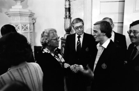 Johan Neeskens praat met koningin Juliana, in het midden Jacques Hogewoning, Bestanddeelnr 929-7943