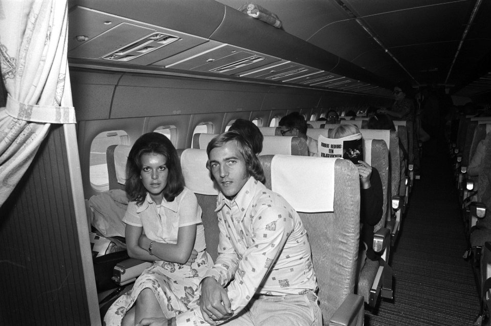 Johan Neeskens en vrouw naar Barcelona vertrokken, Neeskens en vrouw in vliegtui, Bestanddeelnr 927-3344