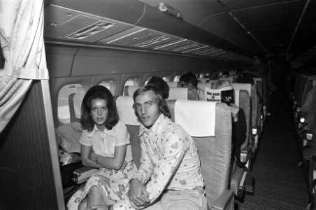 Johan Neeskens en vrouw naar Barcelona vertrokken, Neeskens en vrouw in vliegtui, Bestanddeelnr 927-3344