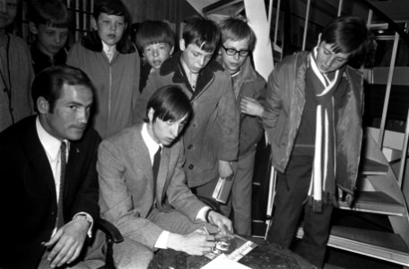 Johan Cruijff signeert zijn grammofoonplaat in zaak op het Spui, Amsterdam, Bestanddeelnr 922-2848
