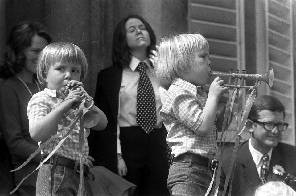 Johan-Friso en Willem-Alexander met toeters, Bestanddeelnr 925-5687