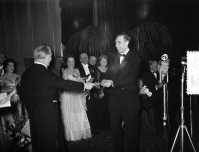 Johan Kaart 40 jaar toneeljubile in Tuschinski, Bestanddeelnr 907-5634