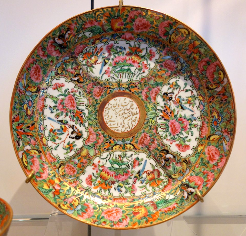Jingdezhen dish, China, Qing dynasty, c. 1850-1900, glazed porcelain, enamels - Royal Ontario Museum - DSC03869