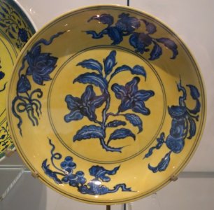 Jingdezhen dish, China, Ming dynasty, Hongzhi period, 1488-1505, porcelain, underglaze blue, enamel - Royal Ontario Museum - DSC03784