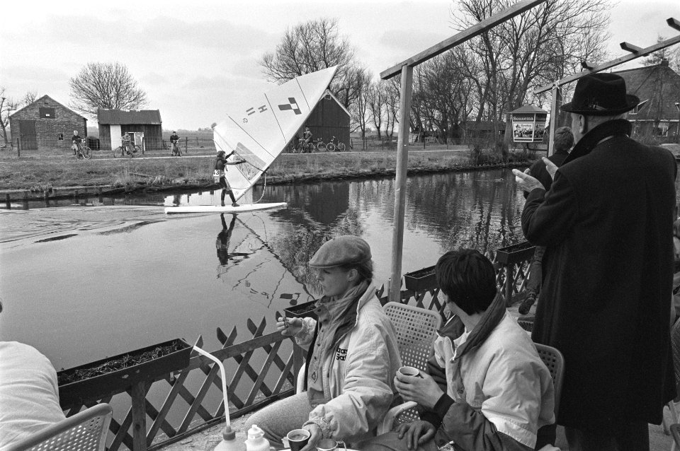 Johan van der Starre op vrijwel windstille Dokkumer Ee, Bestanddeelnr 933-6131