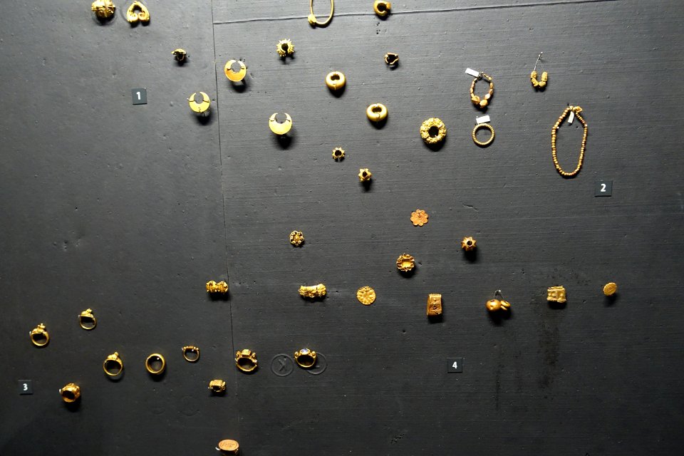 Jewelry, Oc Eo culture, gold, bronze, tin - Museum of Vietnamese History - Ho Chi Minh City - DSC06109
