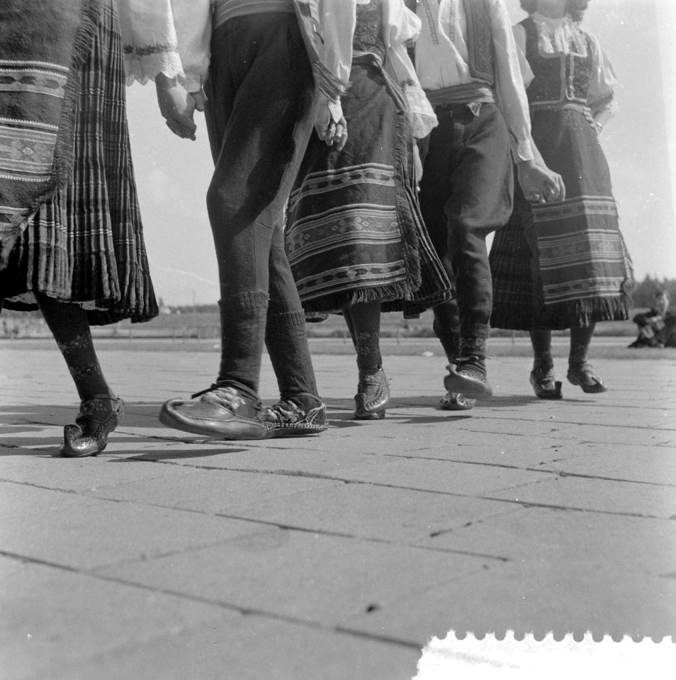 Joegoslavische volksdansers op de Bosbaan, Bestanddeelnr 908-8664