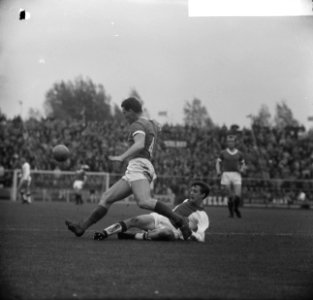 Johan Cruijff tijdens een duel met Cor van der Hart, Bestanddeelnr 918-3875