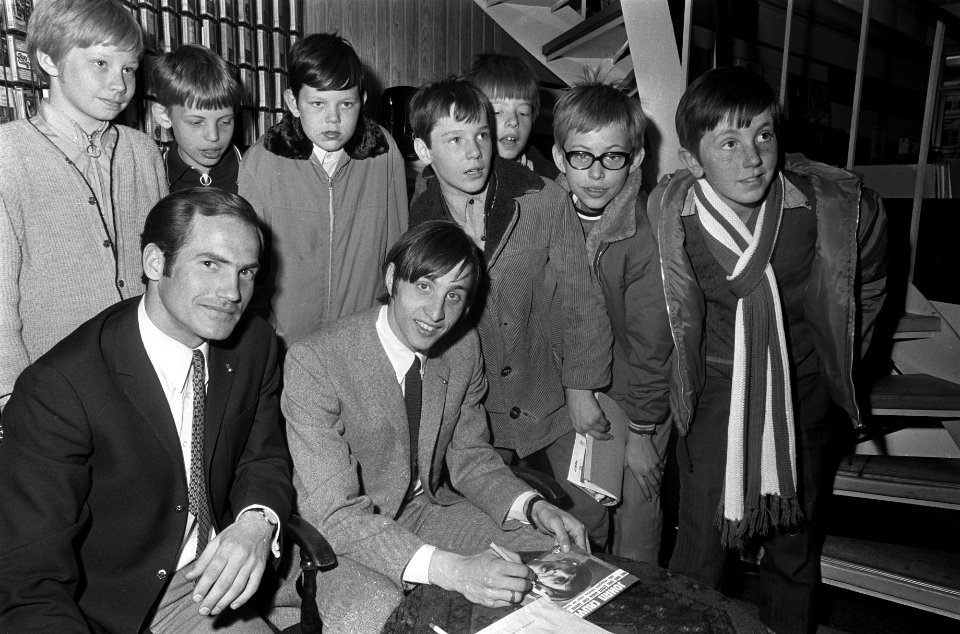 Johan Cruijff signeert zijn grammofoonplaat in zaak op het Spui, Amsterdam, Bestanddeelnr 922-2849