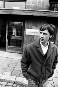 Johan Cruijff verlaat het gerechtsgebouw, Bestanddeelnr 932-5152