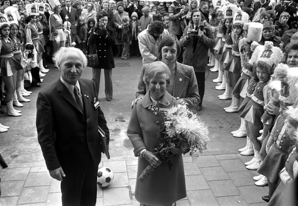 Johan Cruijff verricht met openingsschot de opening van AMS-Hotel Holland in Ams, Bestanddeelnr 926-3211