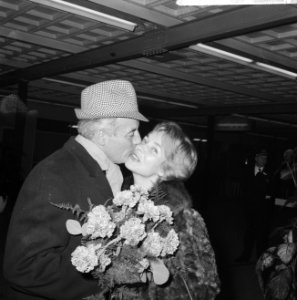 Johan Heesters op Schiphol aangekomen Mieke Bos begroette hem met bloemen, Bestanddeelnr 915-8252