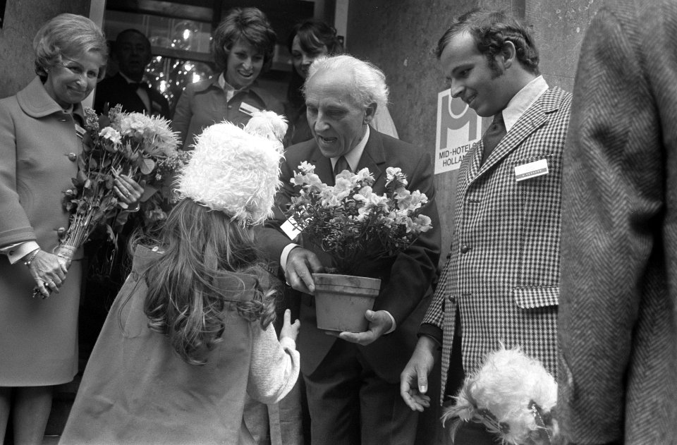 Johan Cruijff verricht met openingsschot de opening van AMS-Hotel Holland in Ams, Bestanddeelnr 926-3209