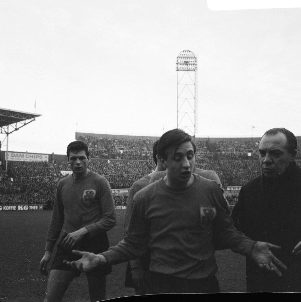Johan Cruijff verlaat het veld, Bestanddeelnr 919-7598