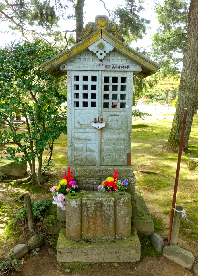 Jizo Shrine, built and enshrined in 1824 - Kenroku-en - Kanazawa, Japan - DSC09746